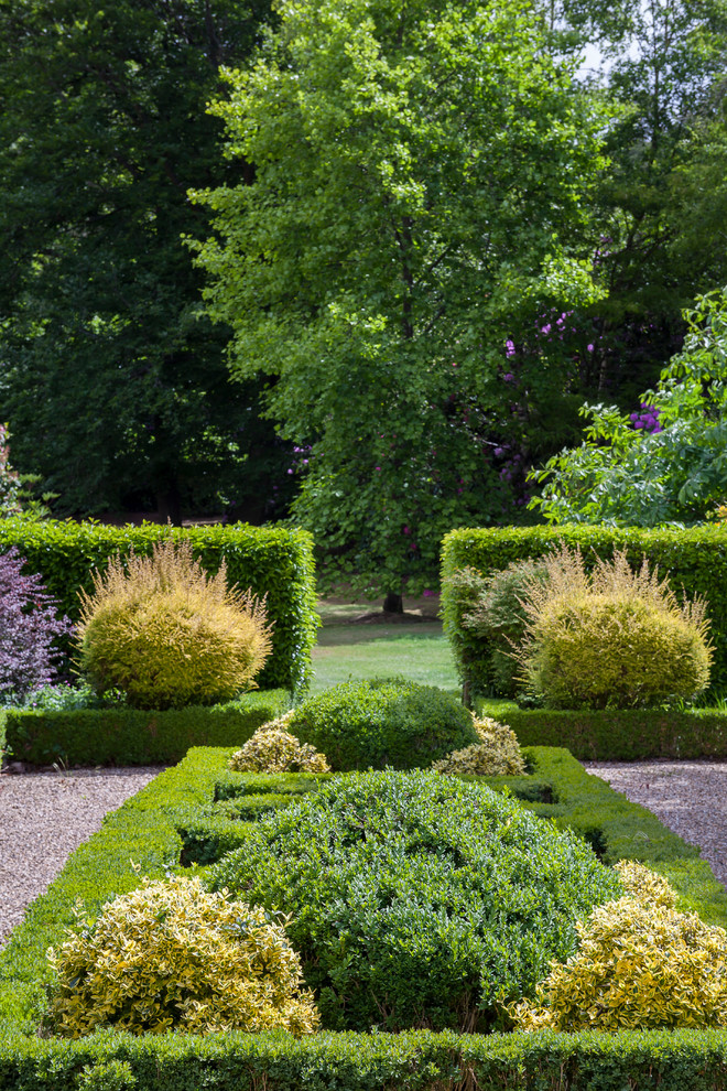 Стильный дизайн: регулярный сад в классическом стиле с покрытием из гравия - последний тренд