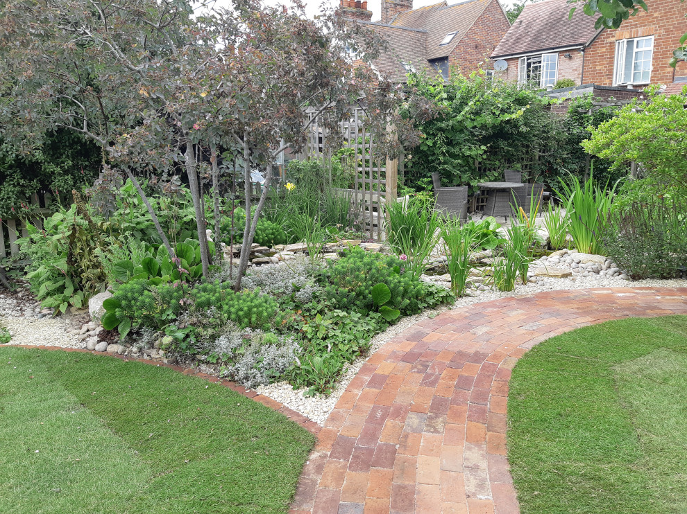На фото: участок и сад среднего размера на заднем дворе в стиле кантри с клумбами