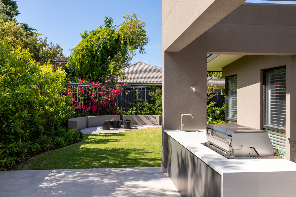 Geometrischer, Kleiner Moderner Gartenkamin im Sommer, hinter dem Haus mit direkter Sonneneinstrahlung und Natursteinplatten in Perth