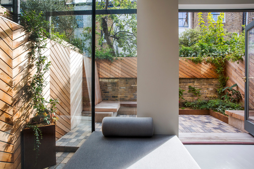 Photo of a contemporary garden in London.