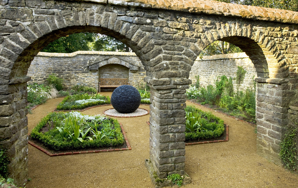 Photo of a traditional landscaping in Oxfordshire.