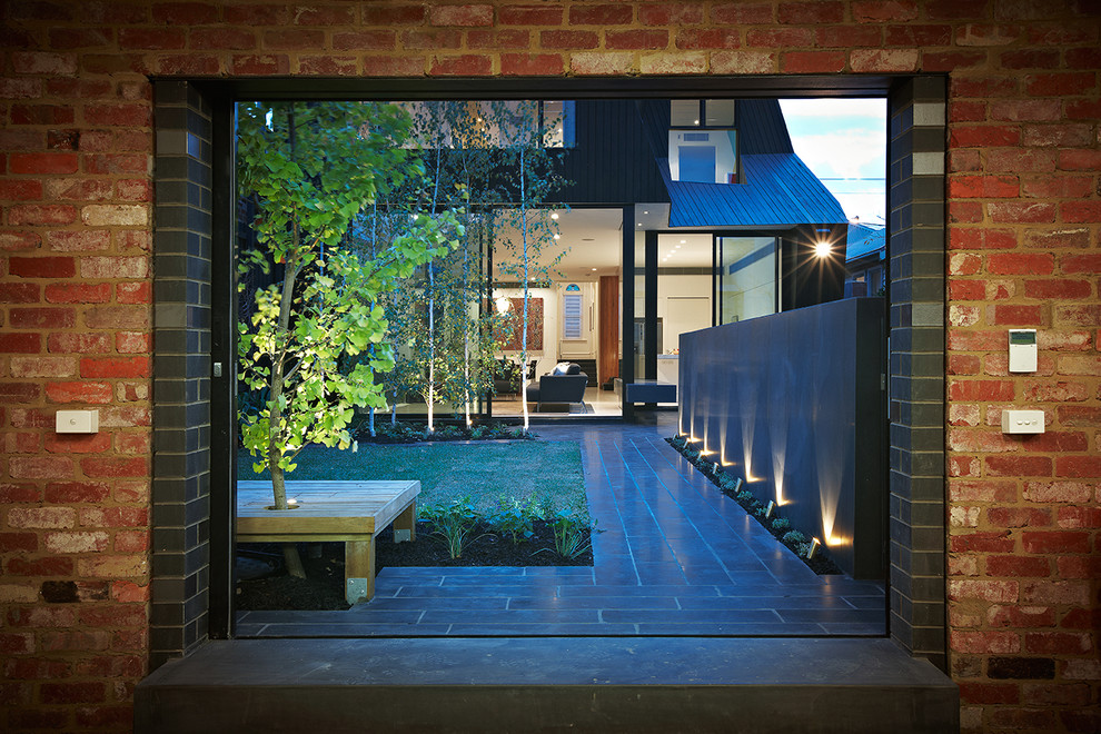 Idee per un giardino minimal in cortile con pavimentazioni in pietra naturale