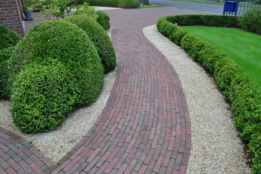 Photo of a garden in Essex with brick paving.