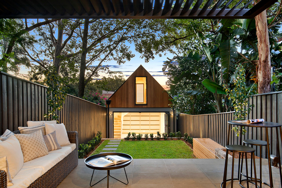 Moderner Garten hinter dem Haus mit Betonboden in Sydney