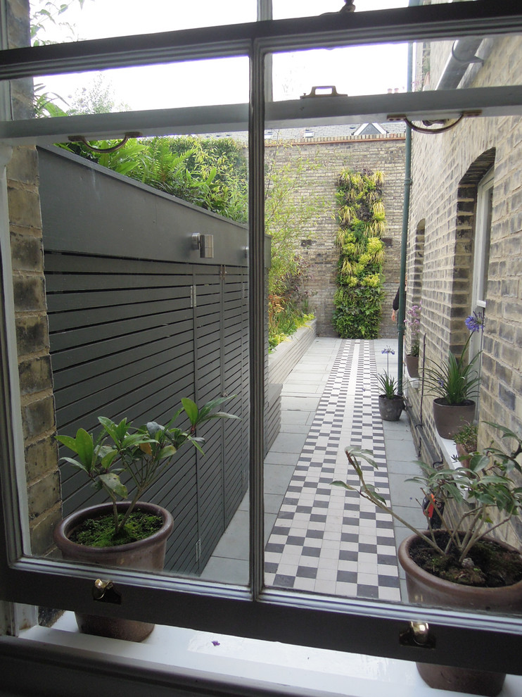 Foto di un piccolo giardino formale design esposto a mezz'ombra dietro casa in estate con pavimentazioni in pietra naturale