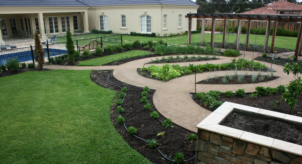 Источник вдохновения для домашнего уюта: большой огород на участке на заднем дворе в средиземноморском стиле с покрытием из каменной брусчатки