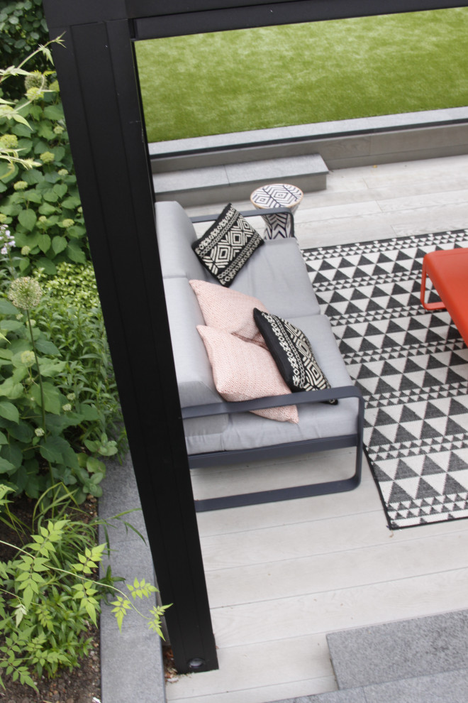 Geometrische, Kleine Moderne Pflanzenwand im Sommer, hinter dem Haus mit direkter Sonneneinstrahlung und Natursteinplatten in London