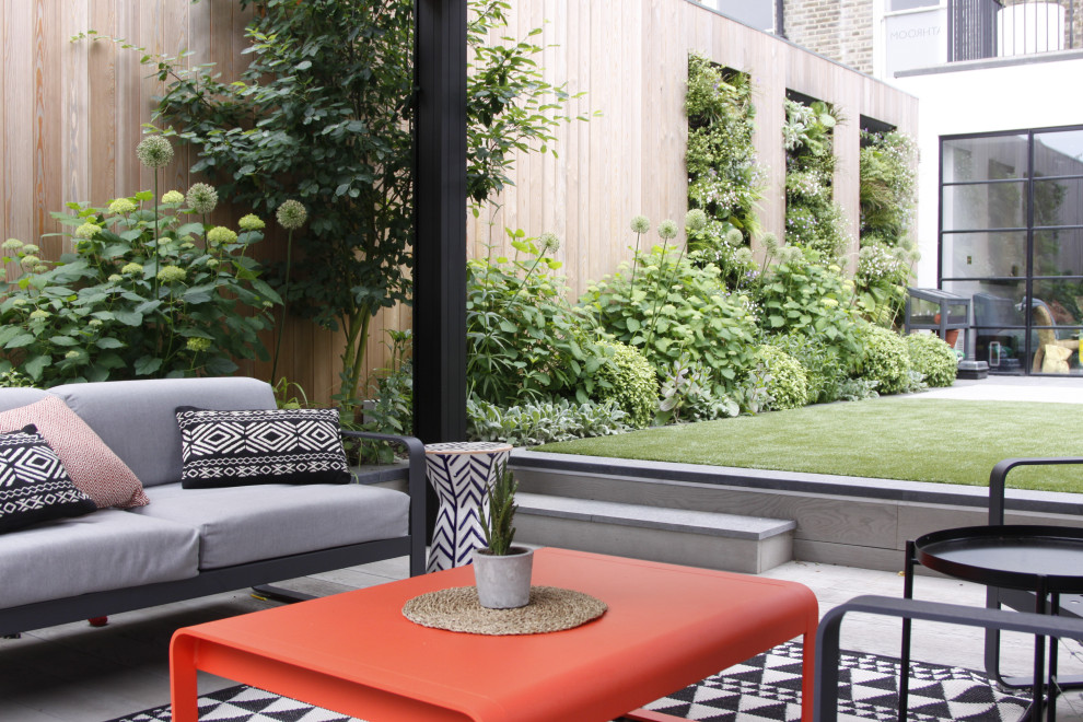Idee per un piccolo giardino formale contemporaneo esposto in pieno sole dietro casa in estate con pavimentazioni in pietra naturale