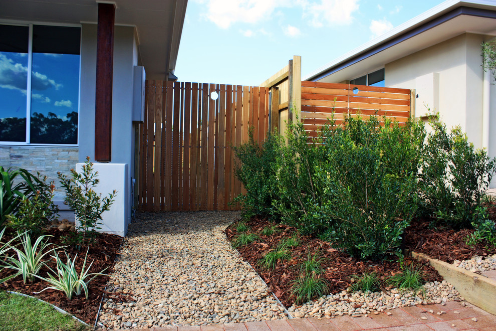 Photo of a contemporary landscaping in Brisbane.