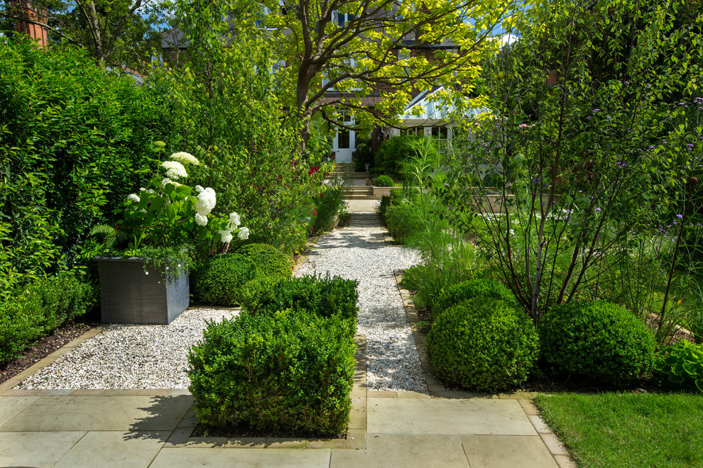 Foto di un giardino formale chic esposto in pieno sole di medie dimensioni e dietro casa con ghiaia