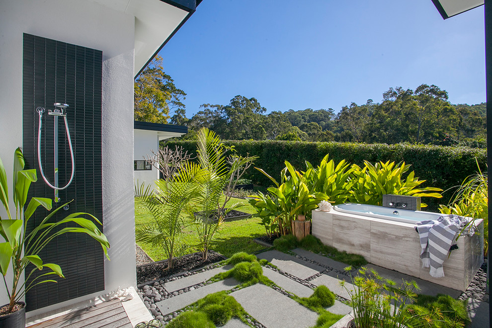 Moderner Garten hinter dem Haus mit direkter Sonneneinstrahlung und Betonboden in Sunshine Coast