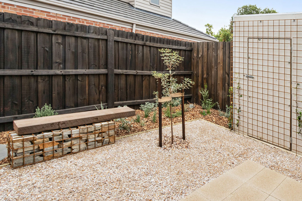 Идея дизайна: маленький солнечный, весенний засухоустойчивый сад на заднем дворе в стиле лофт с пустынными растениями, хорошей освещенностью и мульчированием для на участке и в саду