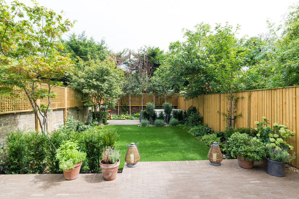Пример оригинального дизайна: огромный солнечный участок и сад на заднем дворе в стиле неоклассика (современная классика) с хорошей освещенностью и мощением клинкерной брусчаткой