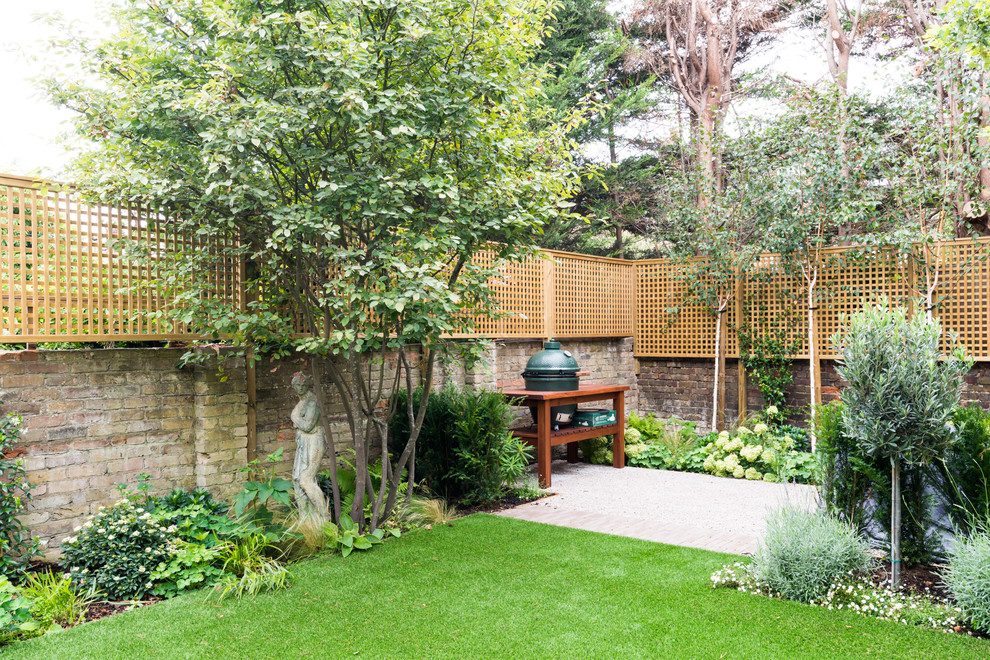 ロンドンにあるラグジュアリーな巨大なトランジショナルスタイルのおしゃれな裏庭 (日向、レンガ敷き) の写真