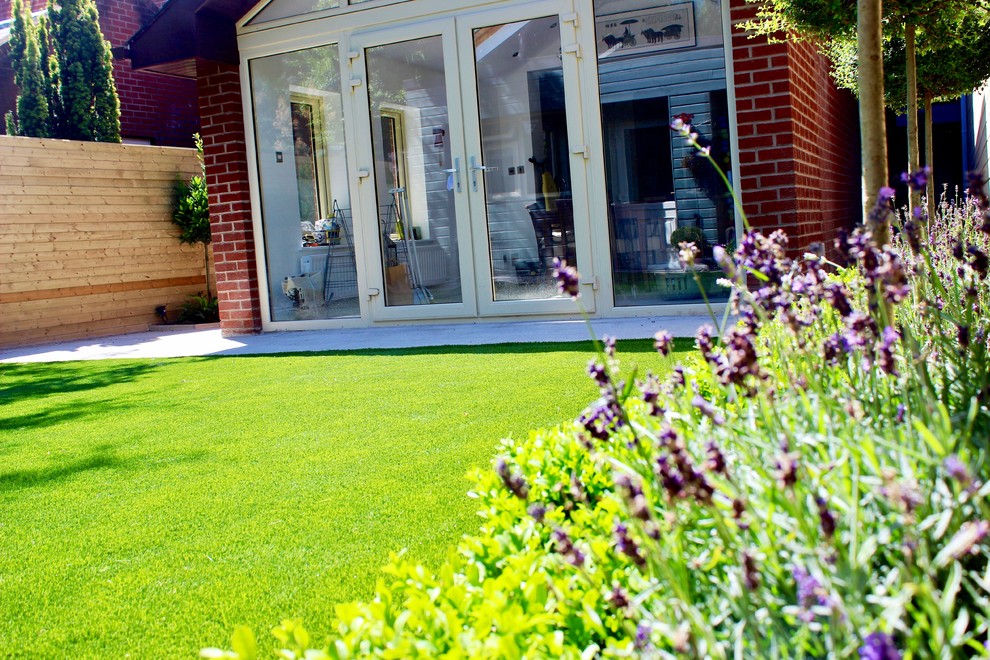 Immagine di un piccolo giardino formale minimalista esposto in pieno sole in cortile in estate con un ingresso o sentiero, pavimentazioni in pietra naturale e recinzione in legno