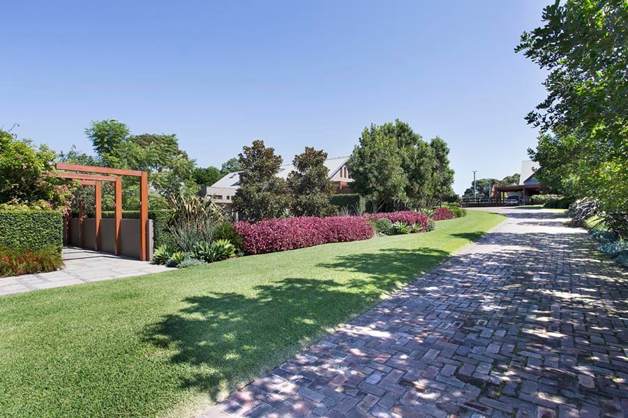 Inspiration för en mycket stor funkis formell trädgård i full sol framför huset på våren