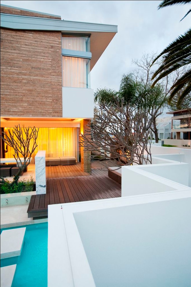 Idée de décoration pour un très grand jardin sur cour minimaliste avec une exposition ensoleillée.