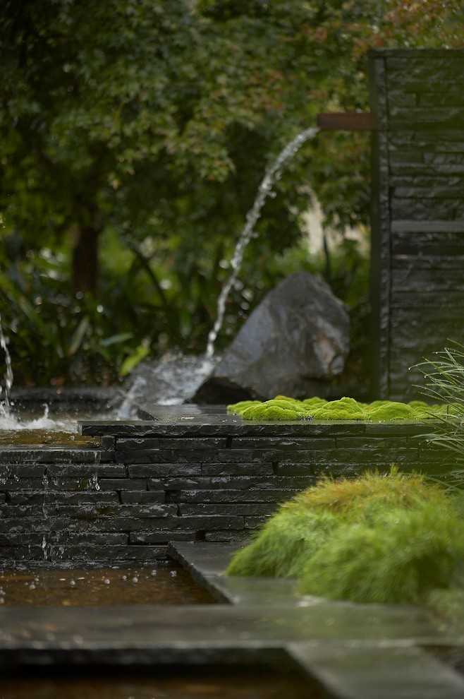 シドニーにあるアジアンスタイルのおしゃれな庭の噴水の写真