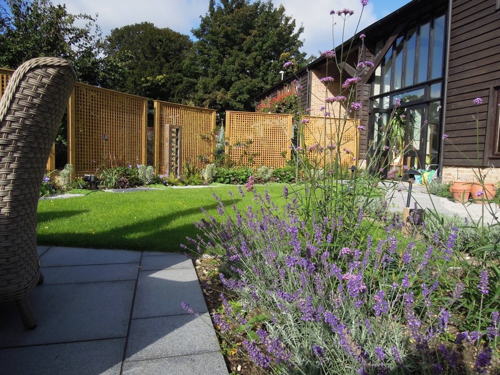 Foto di un giardino xeriscape contemporaneo esposto in pieno sole di medie dimensioni e davanti casa con un ingresso o sentiero e pavimentazioni in pietra naturale