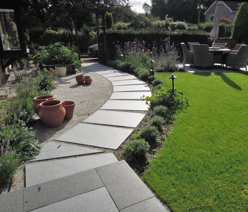 Mittelgroßer Moderner Garten mit direkter Sonneneinstrahlung und Natursteinplatten in Cambridgeshire
