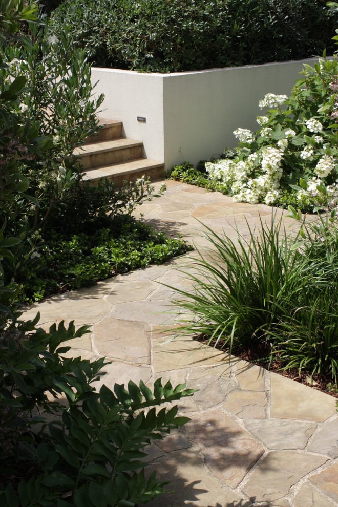 Ispirazione per un privacy in giardino minimalista esposto in pieno sole di medie dimensioni e dietro casa con pavimentazioni in pietra naturale