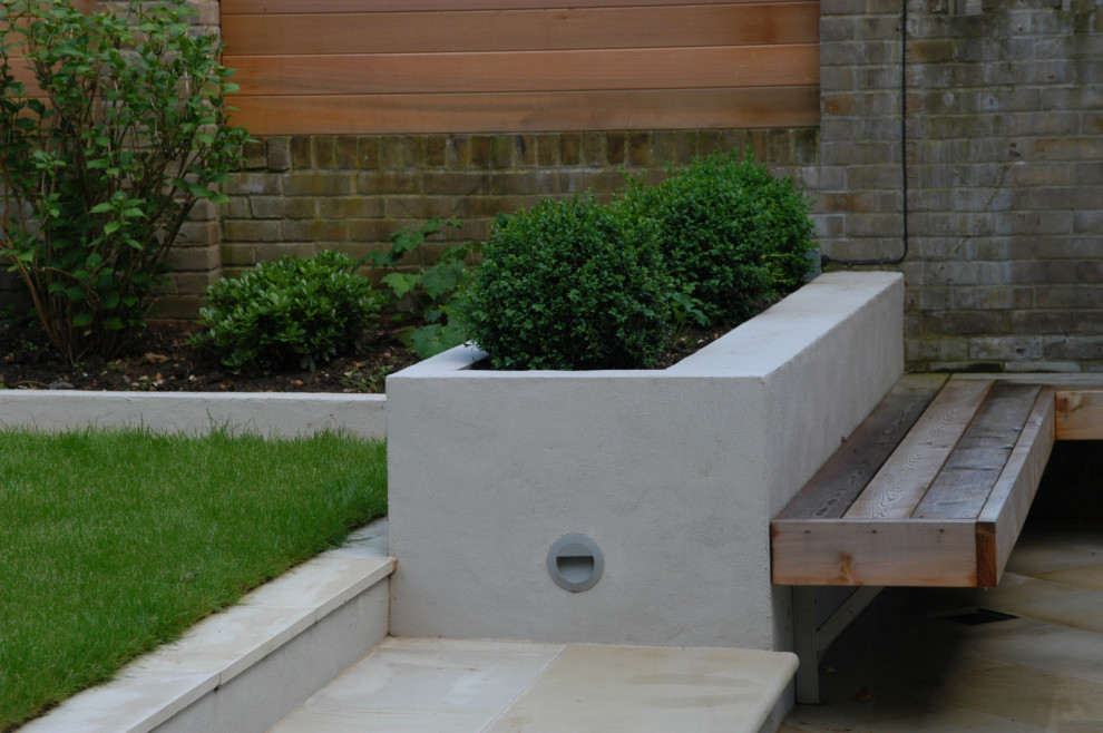 This is an example of a contemporary backyard landscaping in London.