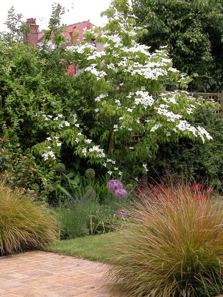 Mittelgroßer, Halbschattiger Klassischer Garten im Sommer, hinter dem Haus mit Pflastersteinen in London