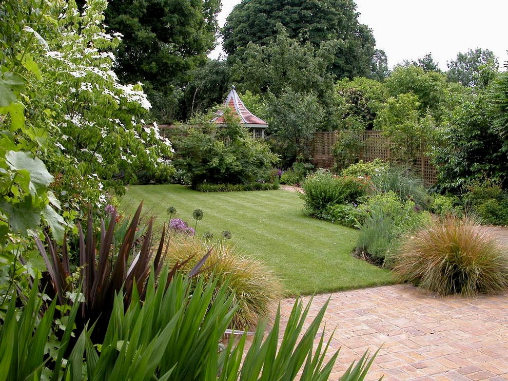 Ispirazione per un giardino classico esposto in pieno sole di medie dimensioni e dietro casa in estate con pavimentazioni in pietra naturale