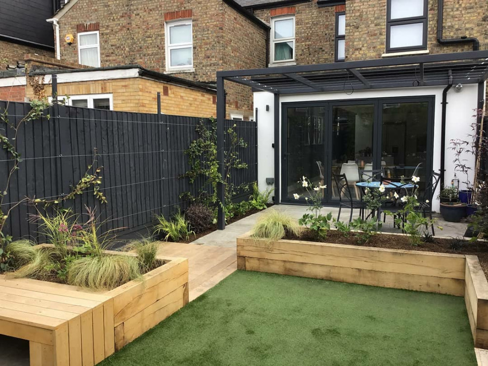 Foto di un giardino minimal esposto in pieno sole di medie dimensioni e dietro casa in estate con pedane