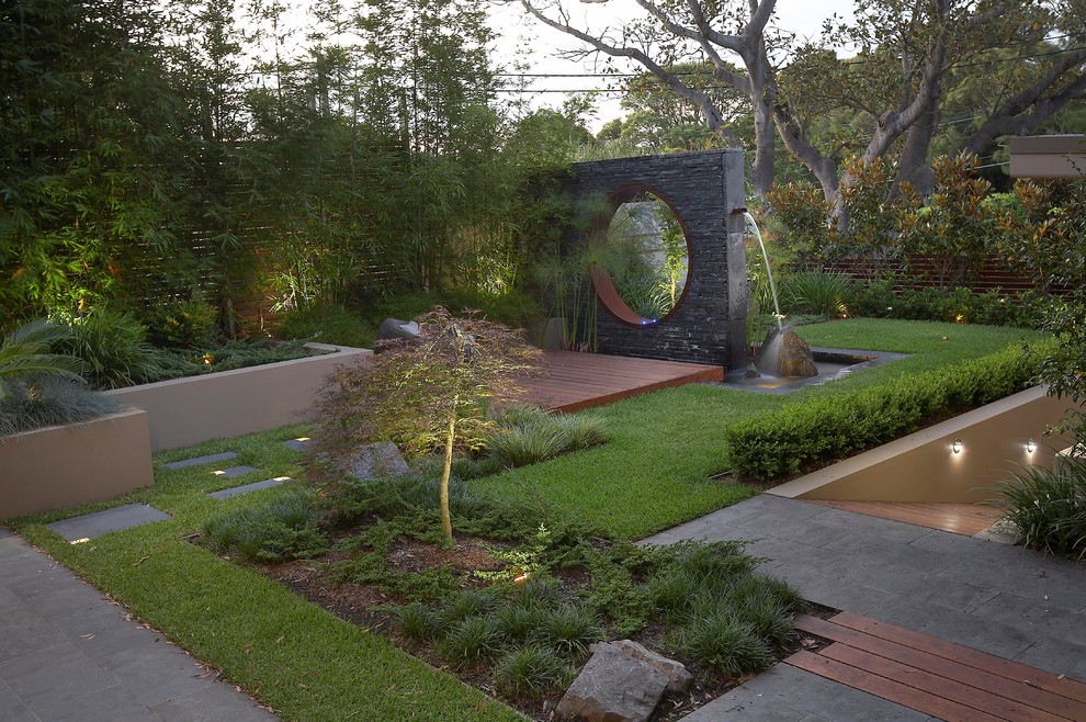 Пример оригинального дизайна: участок и сад в современном стиле с забором