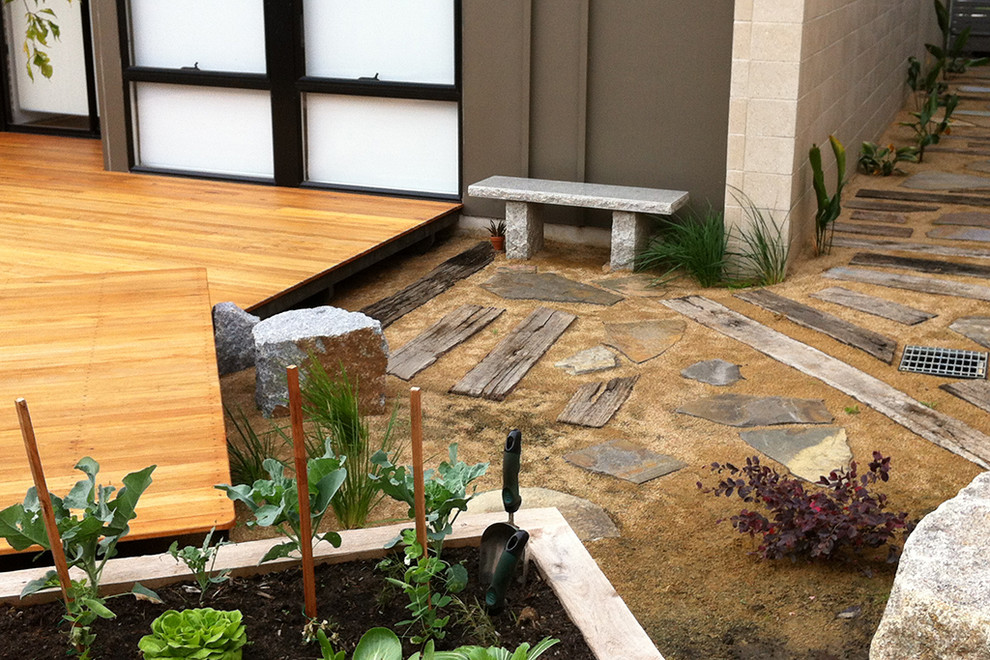 Immagine di un orto in giardino contemporaneo esposto in pieno sole di medie dimensioni e dietro casa in primavera con pavimentazioni in pietra naturale