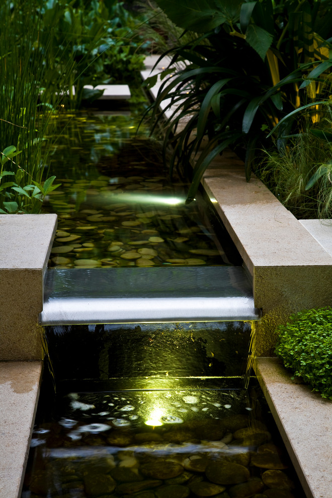 Photo of a contemporary landscaping in London.