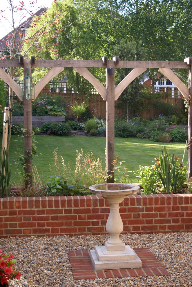 Cette image montre un petit jardin arrière traditionnel avec une exposition ombragée.