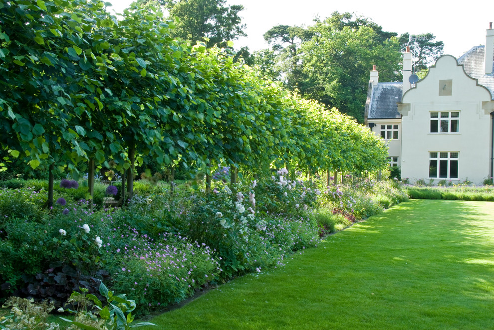 Ispirazione per un grande giardino formale american style esposto a mezz'ombra dietro casa in estate