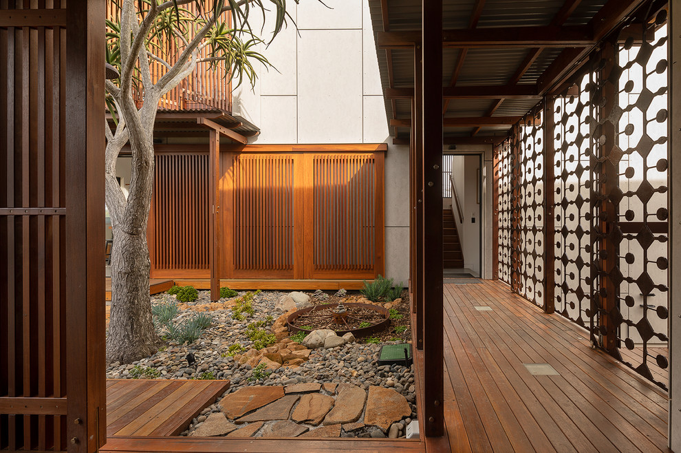 Design ideas for a coastal courtyard garden path in Gold Coast - Tweed with decking.