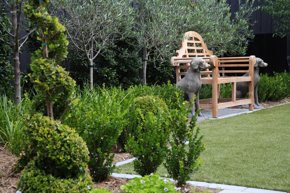 Imagen de jardín contemporáneo de tamaño medio en patio delantero con jardín francés, exposición total al sol, adoquines de piedra natural y fuente