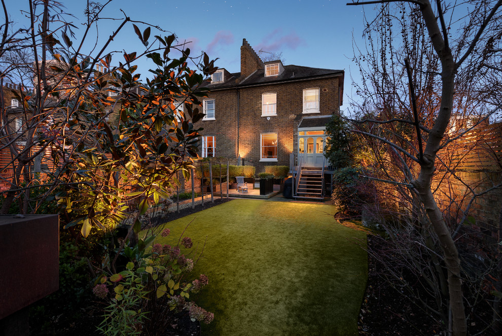 Geometrischer, Großer Klassischer Garten im Herbst, hinter dem Haus mit Dielen in London