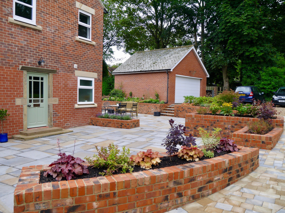 Elmfield Gardens Traditional Garden, Driveway & Entrance Farmhouse