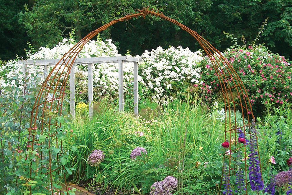 Immagine di un grande giardino formale country esposto a mezz'ombra dietro casa in estate con un giardino in vaso e pavimentazioni in pietra naturale