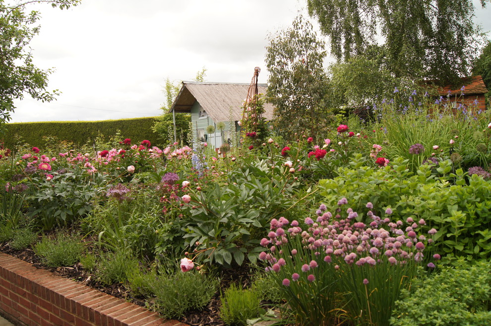 Foto di un grande giardino formale country esposto a mezz'ombra dietro casa in estate con un giardino in vaso e pavimentazioni in pietra naturale