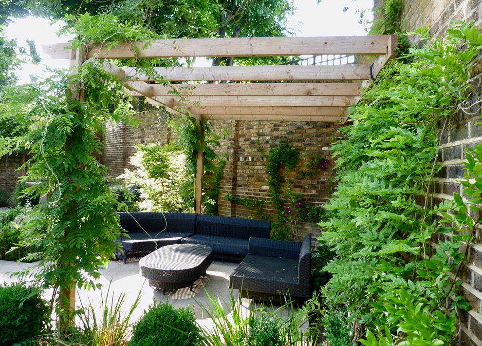 Esempio di un grande giardino formale classico esposto a mezz'ombra in cortile in estate con fontane e pavimentazioni in pietra naturale
