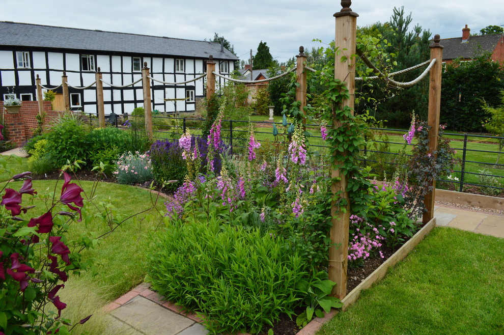 Mittelgroßer Klassischer Garten im Sommer, hinter dem Haus in West Midlands