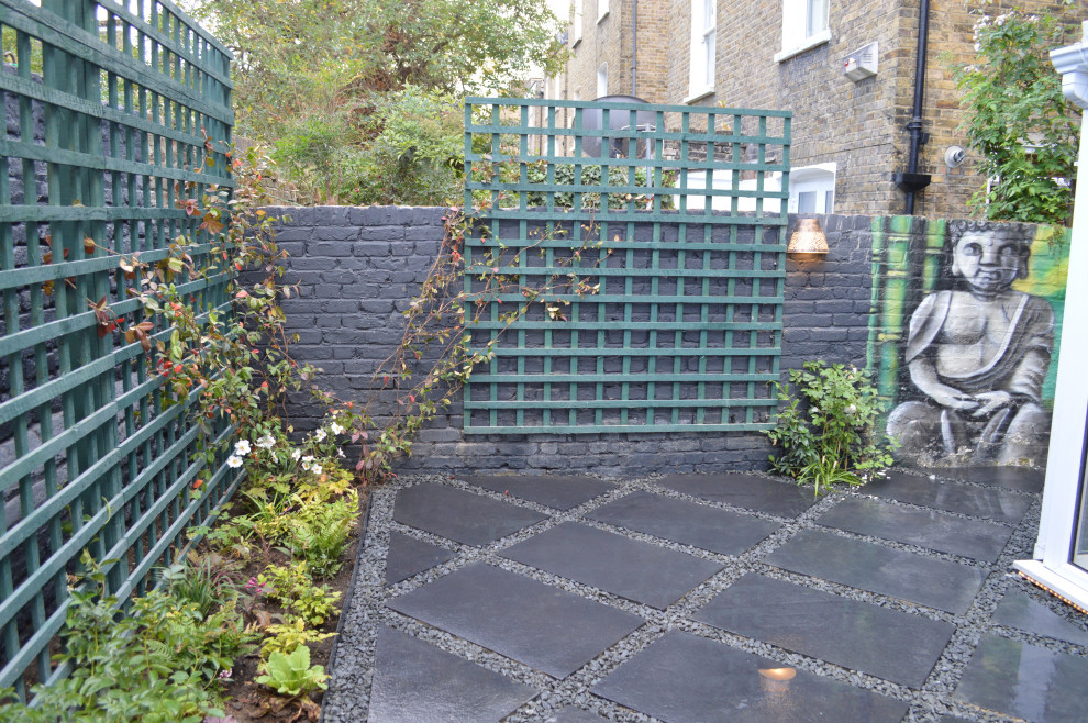 Idées déco pour un petit jardin sur cour éclectique avec une exposition partiellement ombragée et des pavés en pierre naturelle.