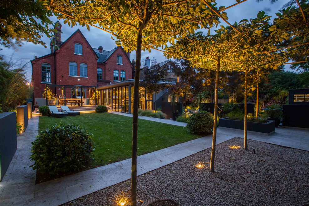 This is an example of a contemporary landscaping in Hampshire.