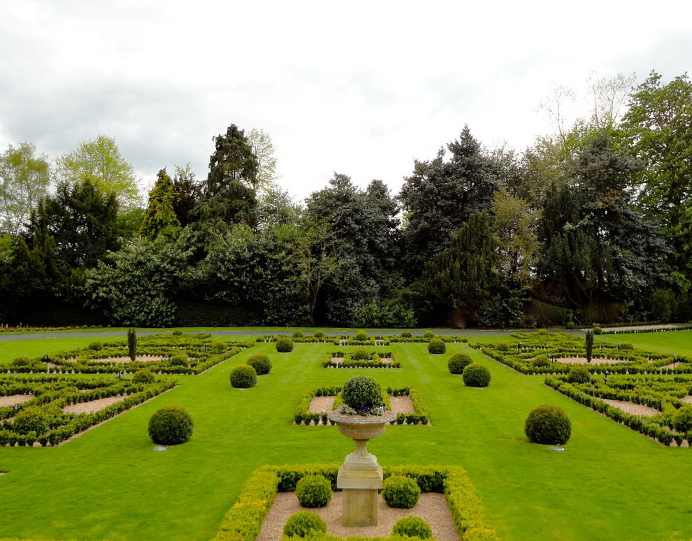 Exempel på en mycket stor klassisk formell trädgård i full sol