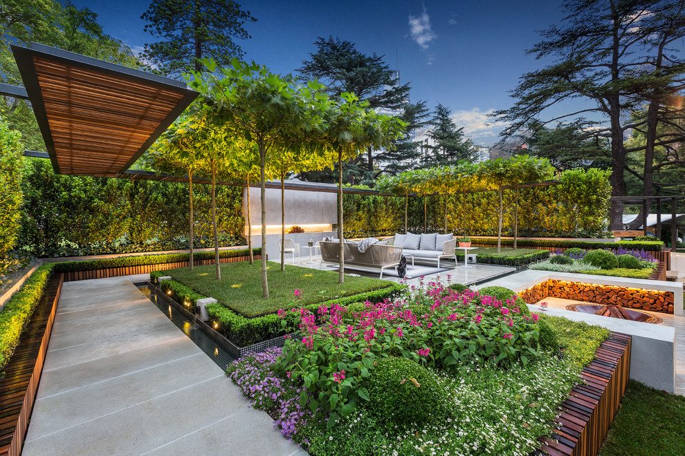 Ispirazione per un giardino formale minimal con pavimentazioni in cemento