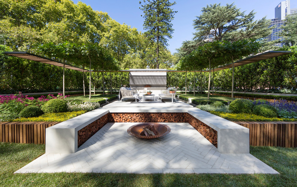 Esempio di un giardino formale design con pavimentazioni in cemento