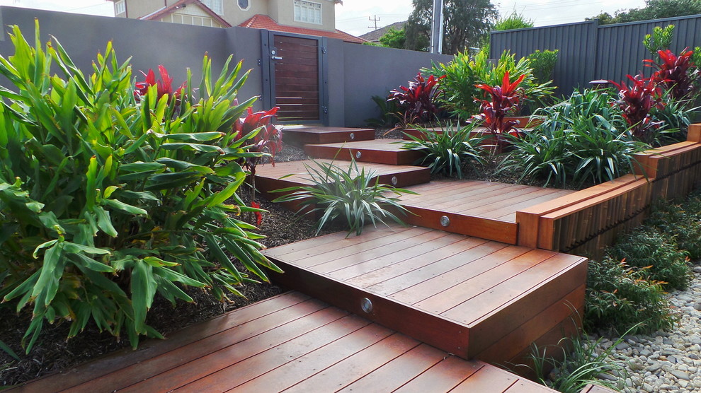Modelo de camino de jardín minimalista de tamaño medio en patio delantero con exposición total al sol y entablado