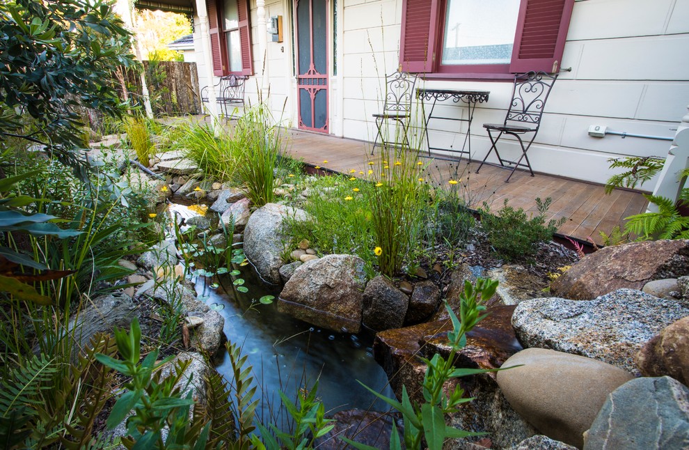 Источник вдохновения для домашнего уюта: маленький сад с прудом на переднем дворе для на участке и в саду