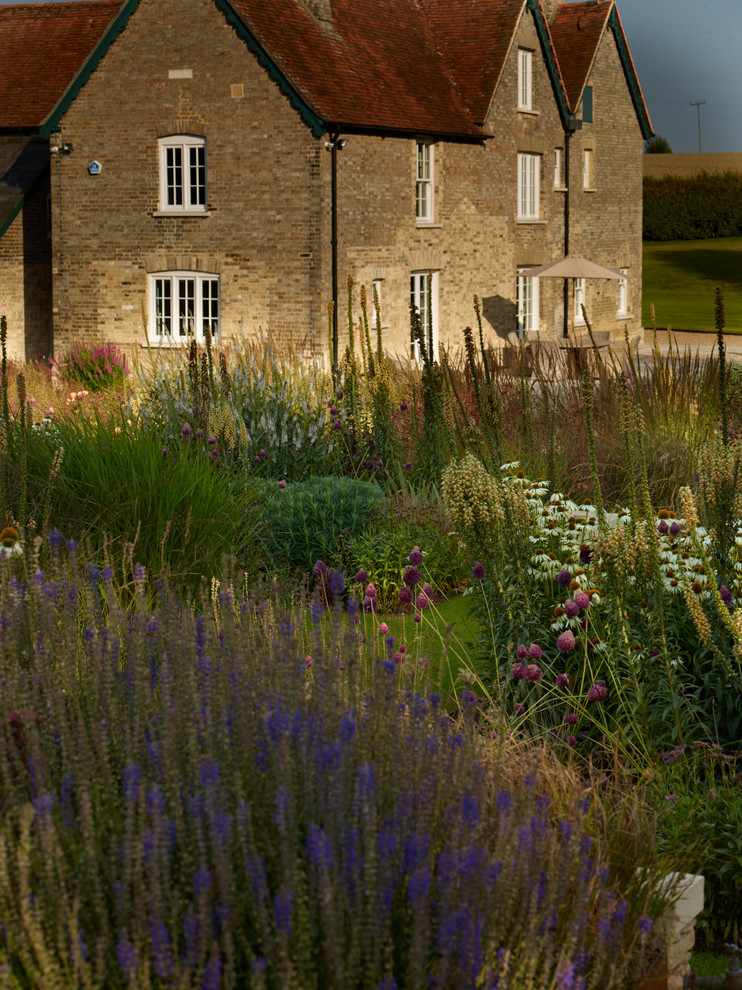 Inspiration for a huge farmhouse full sun backyard gravel landscaping in Essex for summer.